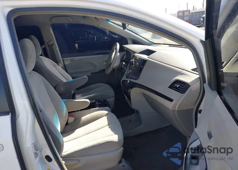 2013 Toyota Sienna Le V6 8 Passenger z USA, uszkodzony, nr VIN 5TDKK3DC2DS365971